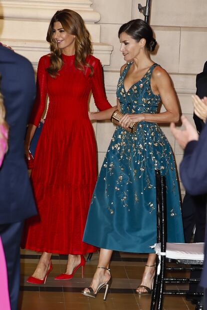 En su viaje a Argentina no podía faltar un diseño de Carolina Herrera. La reina lució un vestido 'midi' en azul petróleo con apliques dorados y perlas en forma de flor. Una prenda sin mangas y con esxote en pico que combinó con un bolso de mano de la misma firma.