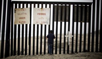 El muro fronterizo entre México y EE UU a la altura de Tijuana.