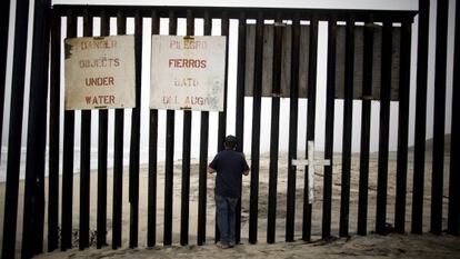 El muro fronterizo entre México y EE UU a la altura de Tijuana.