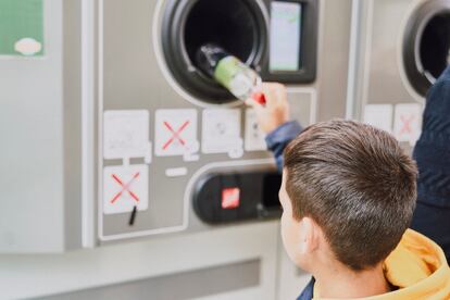 El sistema de RECICLOS es similar a las máquinas expendedoras, pero con una mecánica inversa. Una iniciativa que premia por reciclar latas y botellas de plástico.