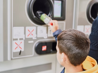 El sistema de RECICLOS es similar a las máquinas expendedoras, pero con una mecánica inversa. Una iniciativa que premia por reciclar latas y botellas de plástico.