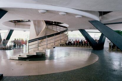 Ubicada en la transitada calle 23, que desemboca en el Malecón, la heladería Coppelia es uno de los lugares más concurridos de La Habana. Proyecto de líneas futuristas, realizado entre 1965 y 1966 por un equipo de arquitectos liderado por Mario Girona, destaca su estructura circular en forma de platillo volante. Influenciada por la arquitectura brasileña de vanguardia, suele ser relacionada con la Catedral de Brasilia de Oscar Niemeyer, de ahí que se haya denominado a Coppelia como la <i>catedral del helado.</i>