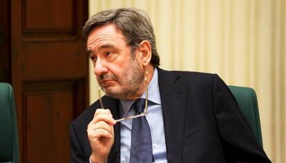 El expresidente de CatalunyaCaixa, Narc&iacute;s Serra, en el Parlament.