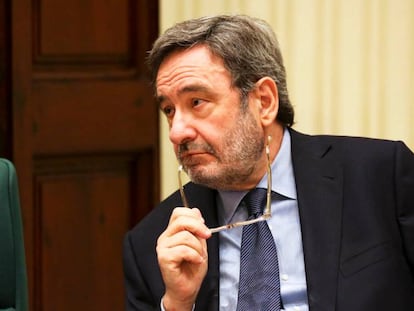 El expresidente de CatalunyaCaixa, Narc&iacute;s Serra, en el Parlament.