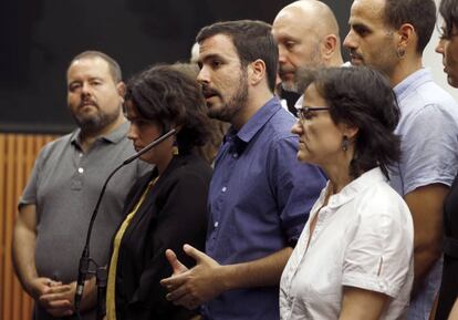 El líder de IU, Alberto Garzón (centro), con diputados y dirigentes de su partido, ayer en el Congreso.