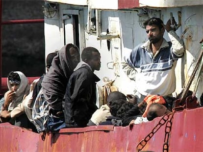 Inmigrantes <i>sin papeles,</i> a bordo del <i>Al-Mari, a</i> su llegada a Tenerife el pasado 15 de septiembre.