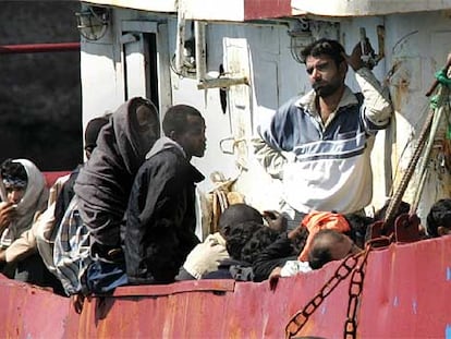 Inmigrantes <i>sin papeles,</i> a bordo del <i>Al-Mari, a</i> su llegada a Tenerife el pasado 15 de septiembre.