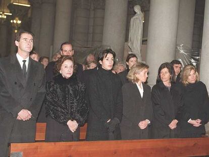 La familia Franco, reunida en el funeral del marqués de Villaverde, en febrero de 1998. De izquierda a derecha, José Cristóbal, Carmen Franco, Carmen hija, Arantxa, Merry y Mariola; en segunda fila, Francis y Jaime.