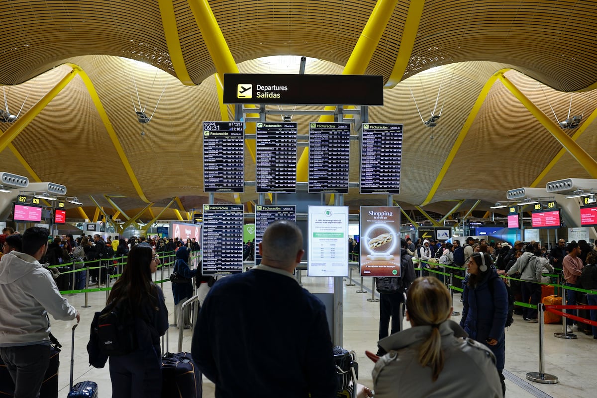 Las tormentas provocan retrasos, desvíos y cancelaciones en los aeropuertos de Madrid-Barajas y El Prat