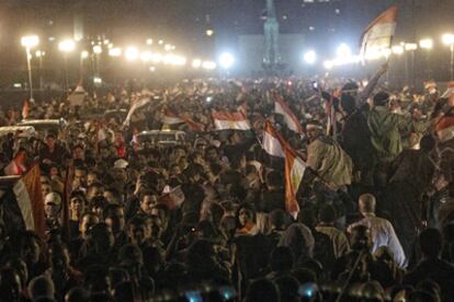 Una multitud celebra la caída de Mubarak en el puente de Kasr al Nil, uno de los accesos a Tahrir.