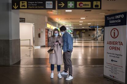 Dos personas en el aeropuerto de Valencia el 23 de marzo.