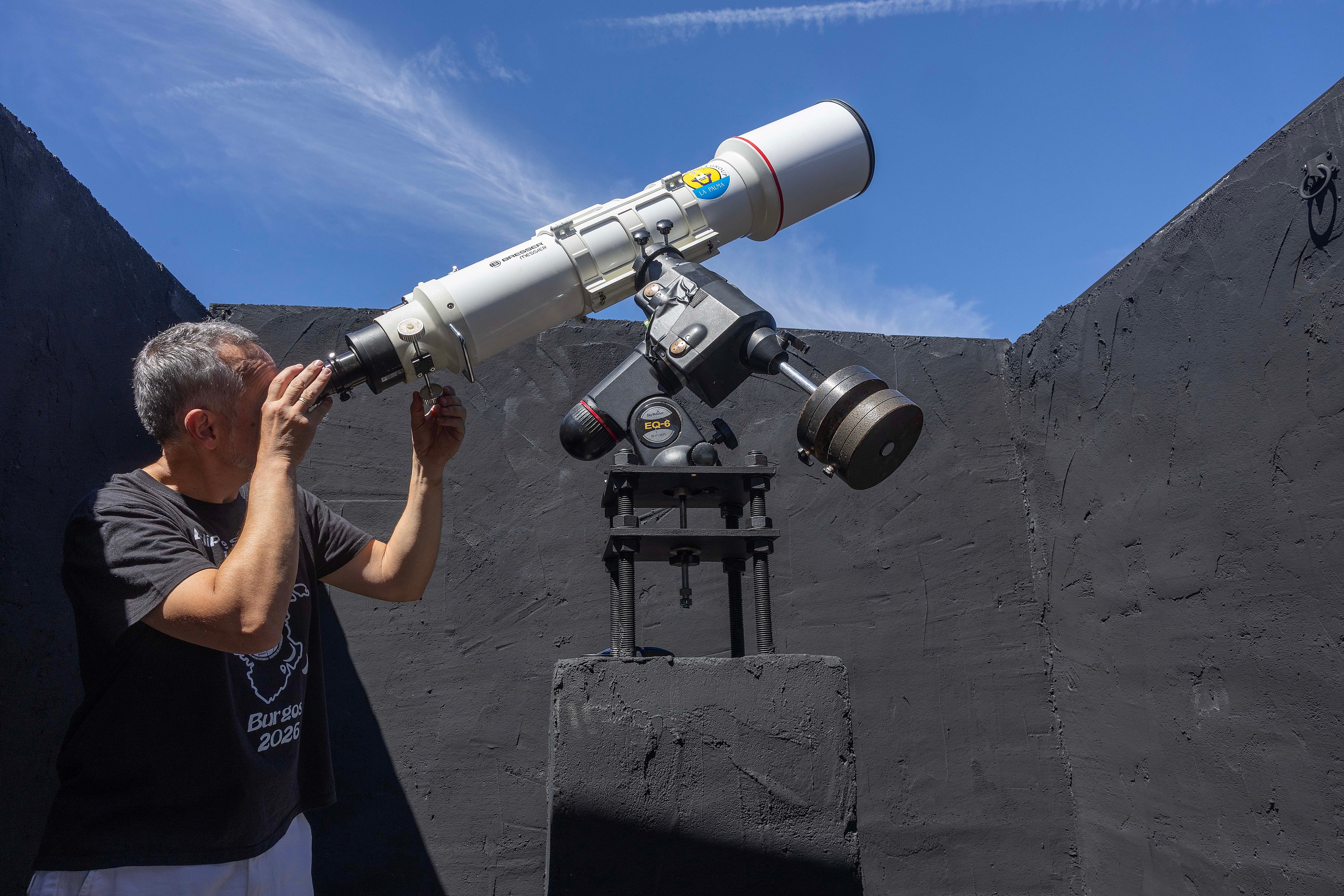 Leonardo Cuesta calibrando los telescopios en el observatorio de Quintanarraya en Burgos.