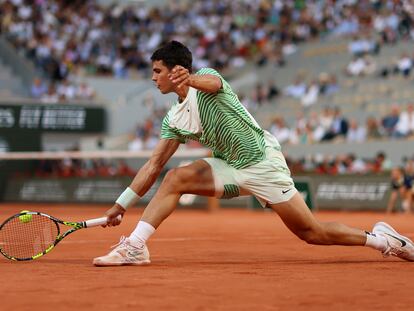 Alcaraz devuelve de revés durante el partido contra Tsitsipas en la Philippe Chatrier de París.