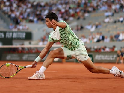 Alcaraz devuelve de revés durante el partido contra Tsitsipas en la Philippe Chatrier de París.