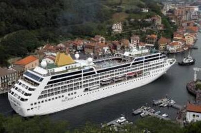 El crucero "Adonia", de 180 metros de eslora, en la dársena de Pasajes. EFE/Archivo