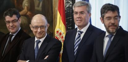 El ministro de Hacienda y Funci&oacute;n P&uacute;blica, Cristobal Montoro, junto al secretario de Estado de Hacienda, Jos&eacute; Enrique Fern&aacute;ndez de Moya, el secretario de Estado de Presupuestos y Gastos, Alberto Nadal. A su izquieda, el ministro de Energ&iacute;a, &Aacute;lvaro Nadal.