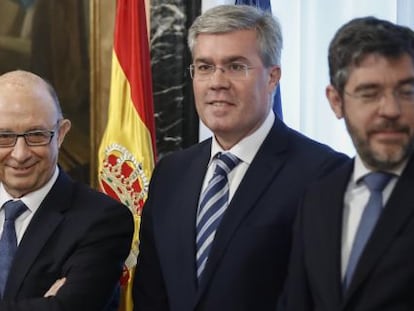 El ministro de Hacienda y Funci&oacute;n P&uacute;blica, Cristobal Montoro, junto al secretario de Estado de Hacienda, Jos&eacute; Enrique Fern&aacute;ndez de Moya, el secretario de Estado de Presupuestos y Gastos, Alberto Nadal. A su izquieda, el ministro de Energ&iacute;a, &Aacute;lvaro Nadal.