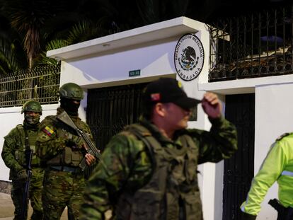 Policías y militares frente a la embajada mexicana en Quito minutos después de haber sacado a Jorge Glas a la fuerza.