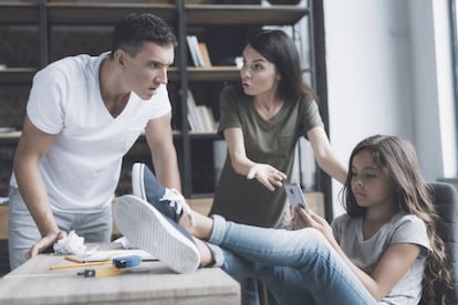 Una adolescente ignora a sus padres.