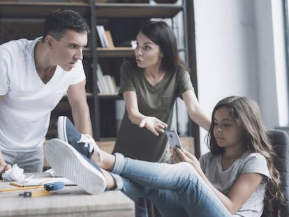 Una adolescente ignora a sus padres.