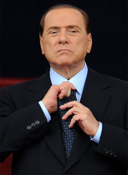 El primer ministro Silvio Berlusconi, durante un desfile militar este miércoles.