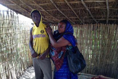 Adjide Moussa, retornada de República Centroafricana, tiene a su cargo a sus cinco hijos y a Saleh Amadou, un chico que tenía 17 años cuando las milicias cristianas anti-Balaka atacaron su casa. El joven huyó en ese momento de confusión y se perdió de sus padres y hermanos. "Él estaba siempre como ausente, triste y un día le dije: 'Nosotros somos ahora tu nueva familia. Lo poco que tenemos es también tuyo", cuenta Moussa en Sido.