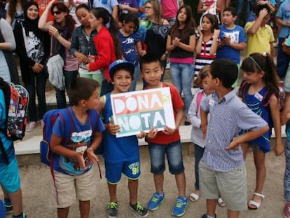 Unos niños sujetan una pancarta reivindicativa en defensa de las clases de música.