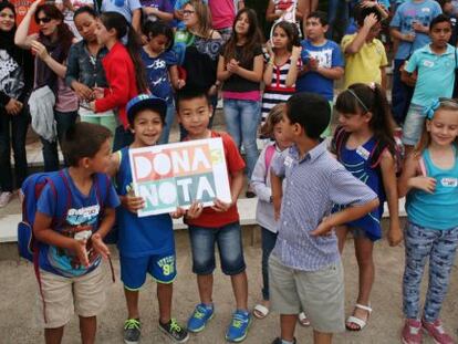 Unos niños sujetan una pancarta reivindicativa en defensa de las clases de música.