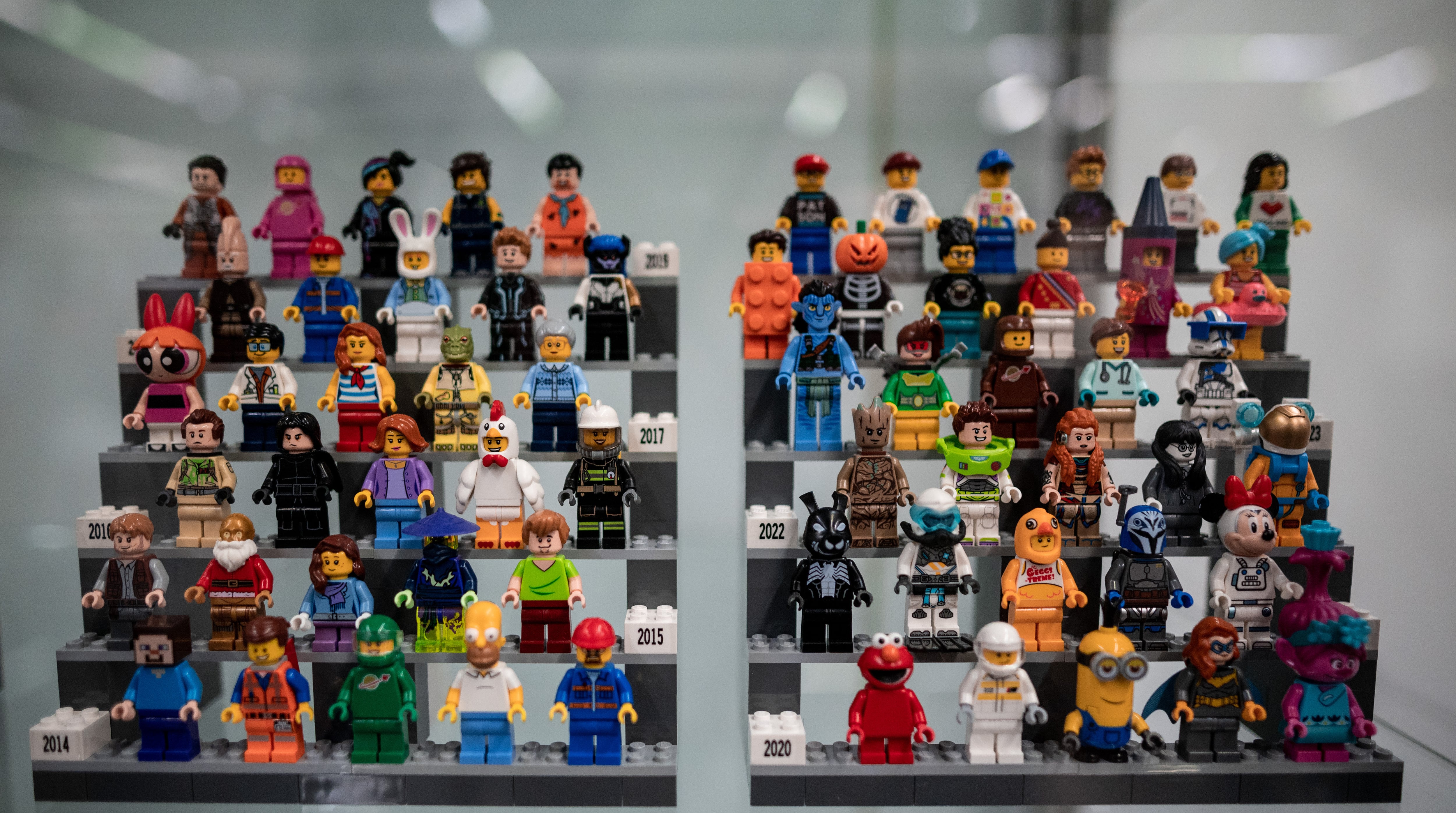 Figuras de Lego expuestas en una vitrina.