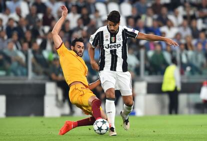 Vicente Iborra intenta quedarse con el balón en la posesión de Sami Khedira de la Juventus de Turin.