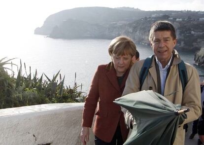 Angela Merkel y su marido, Joachim Sauer, a si llegada a la isla de Ischia, al sur de Italia.