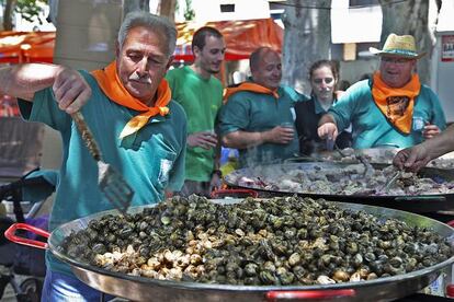 Un grupo de peñistas cocinando caracoles, ayer, en la 34ª edición del Aplec del Cargol en Lleida