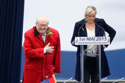 El ex presidente del Frente Nacional, Jean-Marie Le Pen, hace un gesto hacia el público mientras su hija, la actual presidenta, Marine Le Pen, espera antes de pronunciar su discurso durante el tradicional mitin del Frente Nacional del Primero de Mayo.