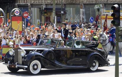 Los Reyes saludando en el Phantom IV tras el acto de proclamaci&oacute;n.