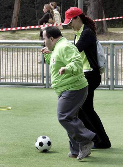 Un discapacitado juega al fútbol en el Club de Campo.