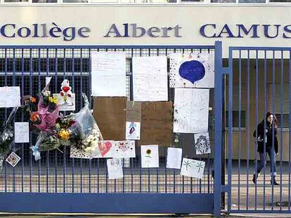 Ramos de flores y mensajes en la puerta del colegio Albert Camus, en la localidad francesa de Meaux, en memoria de Carl.