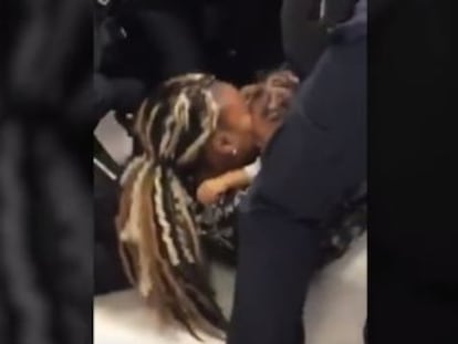 Los agentes agredieron a la mujer por esperar sentada en el suelo de un centro de atención social en Brooklyn