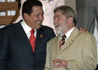 Hugo Chávez (izquierda) y Lula, en Manaos tras un encuentro de empresarios.