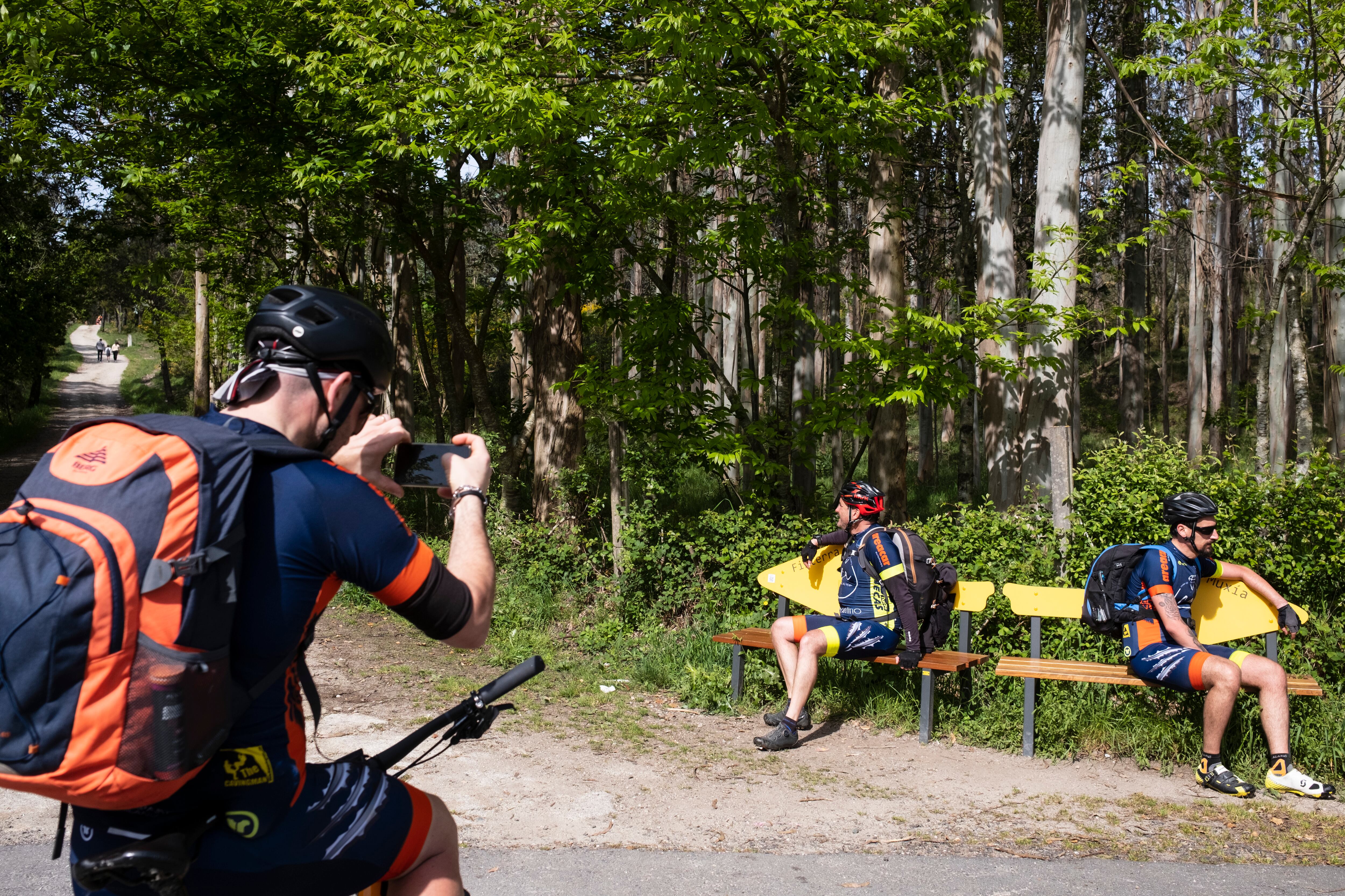 Muchas veces los ciclistas para no estorbar a los caminantes tienen que salirse a carreteras nacionales con mucho tráfico. 