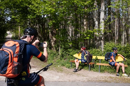 Muchas veces los ciclistas para no estorbar a los caminantes tienen que salirse a carreteras nacionales con mucho tráfico. 