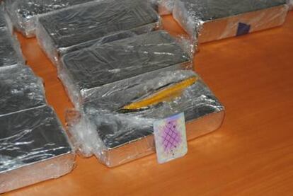Los detenidos llevaban 35 paquetes envueltos en papel plata con 19.500 gramos de heroína casi pura ocultos en un doble fondo de un coche.