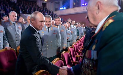 El presidente ruso, Vladímir Putin, y el ministro de Defensa, Serguéi Shoigu, en la ceremonia por los 100 años del GRU, en noviembre de 2018 en Moscú.