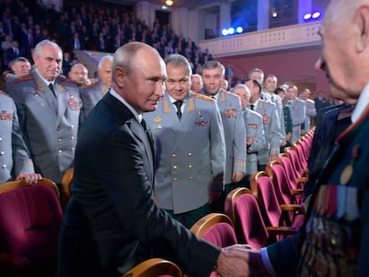 El presidente ruso, Vladímir Putin, y el ministro de Defensa, Serguéi Shoigu, en la ceremonia por los 100 años del GRU, en noviembre de 2018 en Moscú.