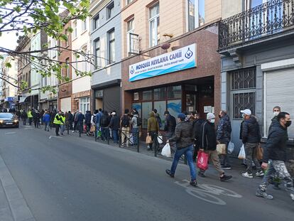 Fila de personas que esperan para recibir alimentos en la mezquita Mouslimane de Molenbeek, el pasado 27 de abril. 