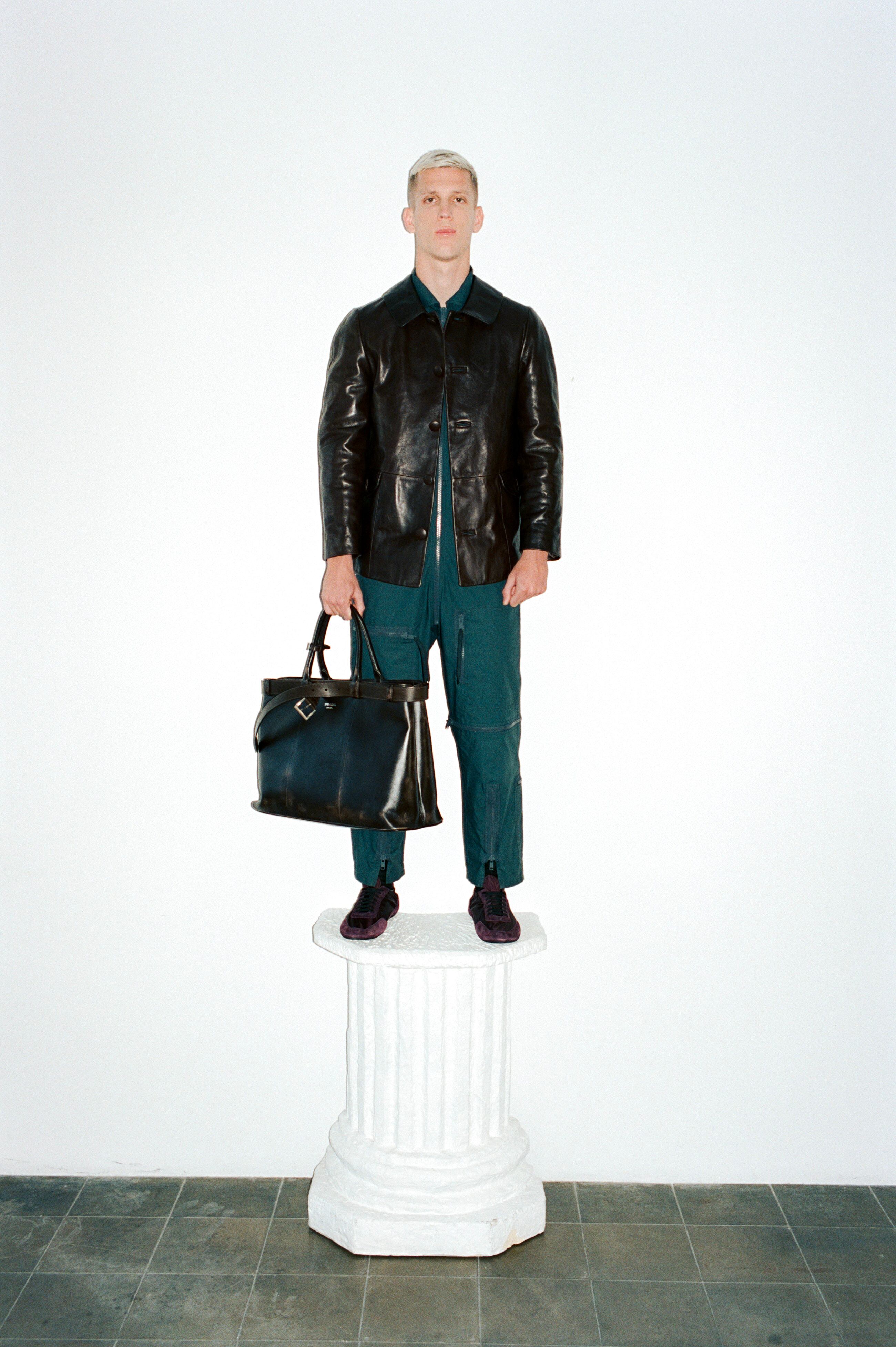 Dani Olmo con chaqueta, mono, zapatos y bolso Prada. El asistente de fotografía fue Anxo Casal y el de estilismo, Arlet Kuns.