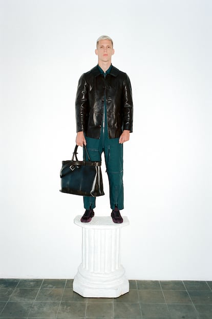 Dani Olmo con chaqueta, mono, zapatos y bolso Prada. El asistente de fotografía fue Anxo Casal y el de estilismo, Arlet Kuns.