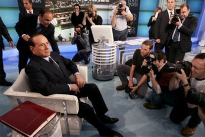 Berlusconi posa para los fotógrafos antes de ser entrevistado en la televisión pública italiana.