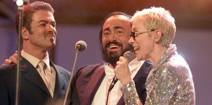 El tenor italiano, Luciano Pavarotti, junto al recientemente fallecido George Michael y la cantante de Annie Lennox, del grupo Eurythmics durante el concierto Pavarotti & Friends qye tuvo lugar en Modena (Italia), en junio de 2000.