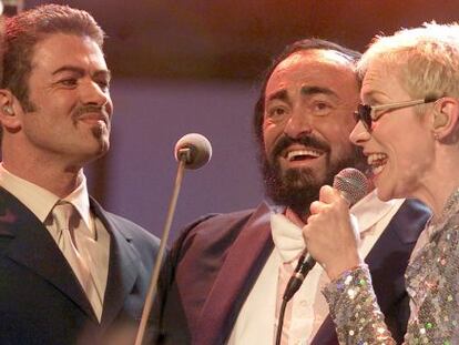 El tenor italiano, Luciano Pavarotti, junto al recientemente fallecido George Michael y la cantante de Annie Lennox, del grupo Eurythmics durante el concierto Pavarotti & Friends qye tuvo lugar en Modena (Italia), en junio de 2000.