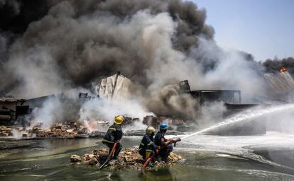 Bomberos iraquíes intentan apagar un fuego en Bagdad (Irak).